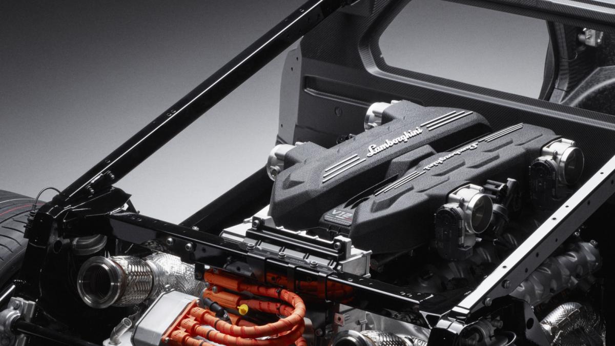 Lamborghini ibrida: i motori della LB744 plug-in, potenza e caratteristiche tecniche