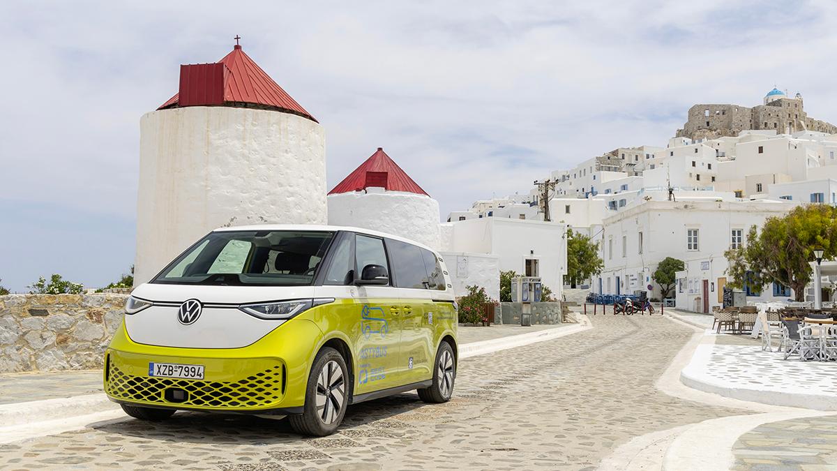 Immagini Stock - Stazione Di Ricarica EV Per Auto Elettrica Con App Mobile  Visualizza Lo Stato Del Caricatore. L'energia Elettrica È Prodotta Da  Risorse Sostenibili Da Fornire Alla Stazione Di Ricarica Al