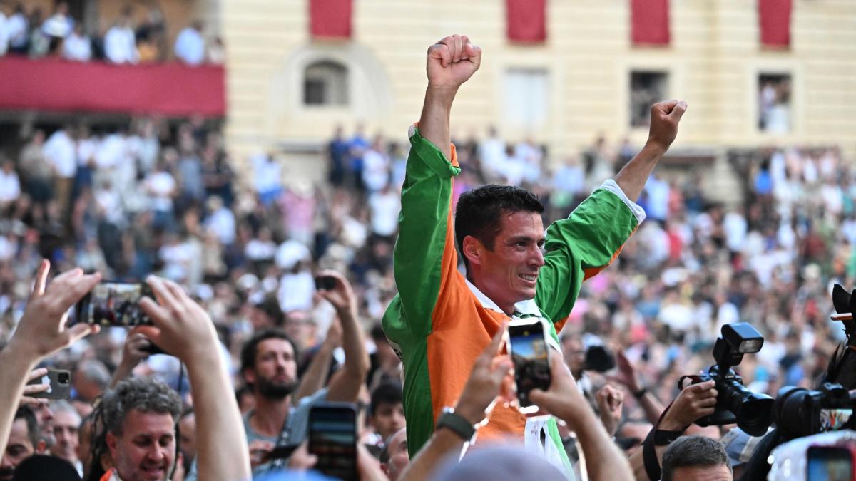 Palio di Siena, Giovanni Atzeni (Tittia): chi è, quanto ha vinto e quanto  guadagna | Gazzetta.it