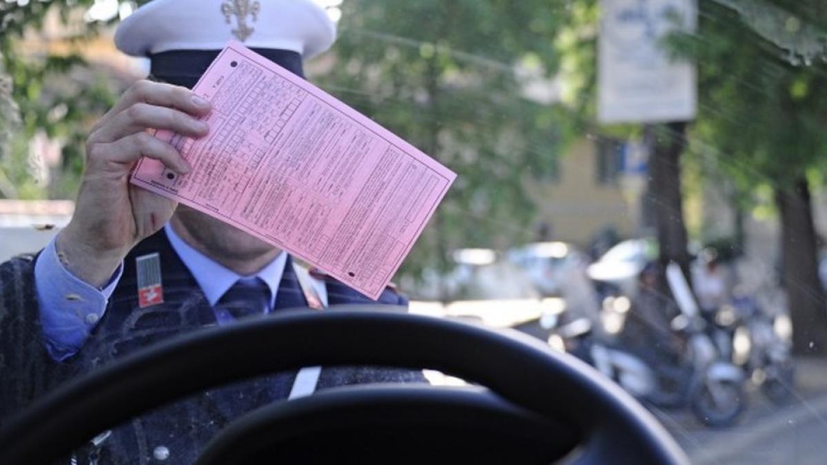 Notifica multe: cosa cambia tra raccomandata, app IO, Pec, Sms, email e notifiche Send