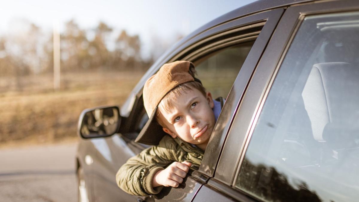Bambini davanti in auto: cosa dice la legge