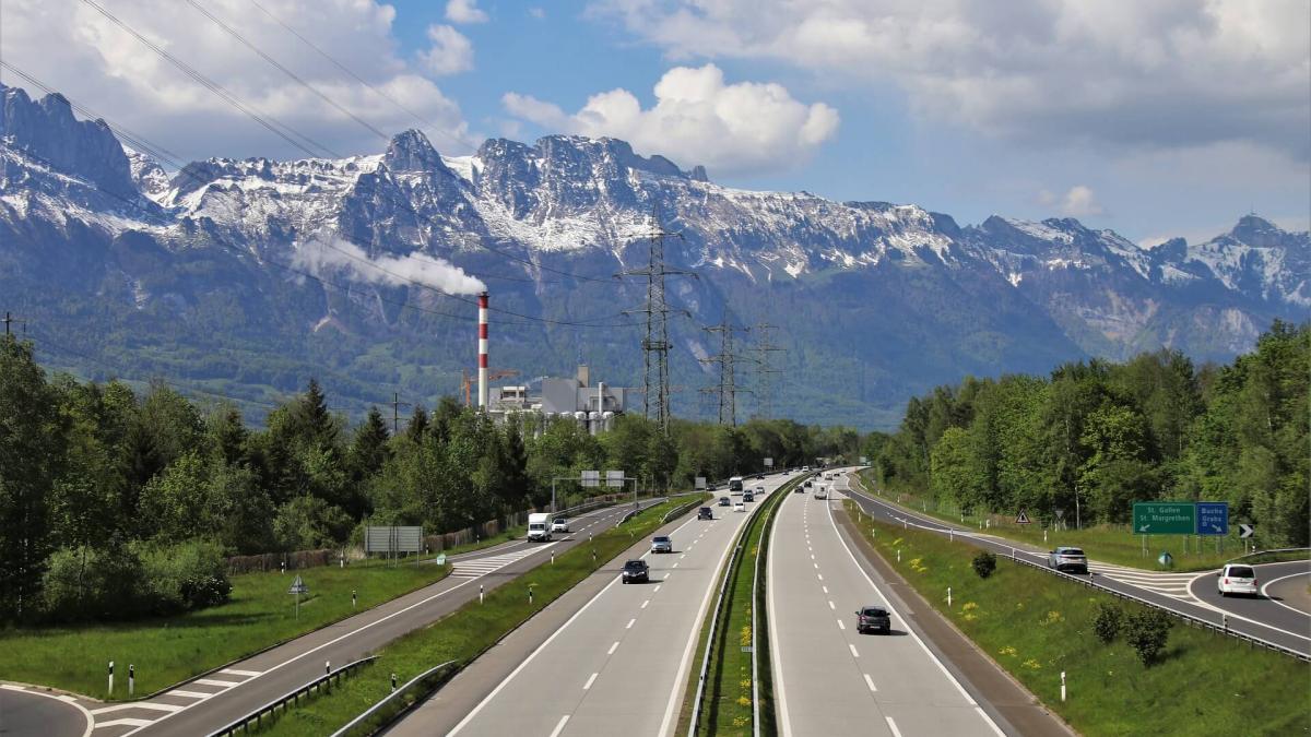 Guidare in Svizzera: pedaggi, limiti di velocità, alcol. Tutte le informazioni Guidare in Svizzera: pedaggi, limiti di velocità, alcol. Tutte le informazioni