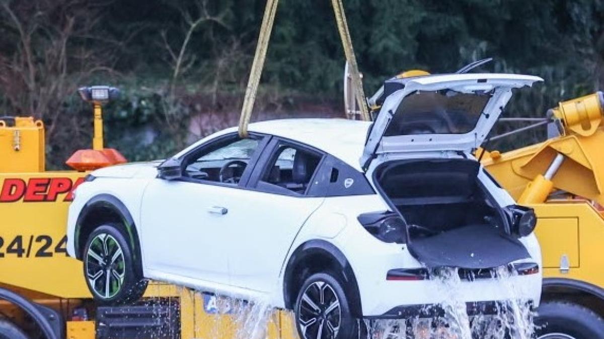 Lancia Ypsilon 2024: prototipo finisce in un fiume | Gazzetta.it