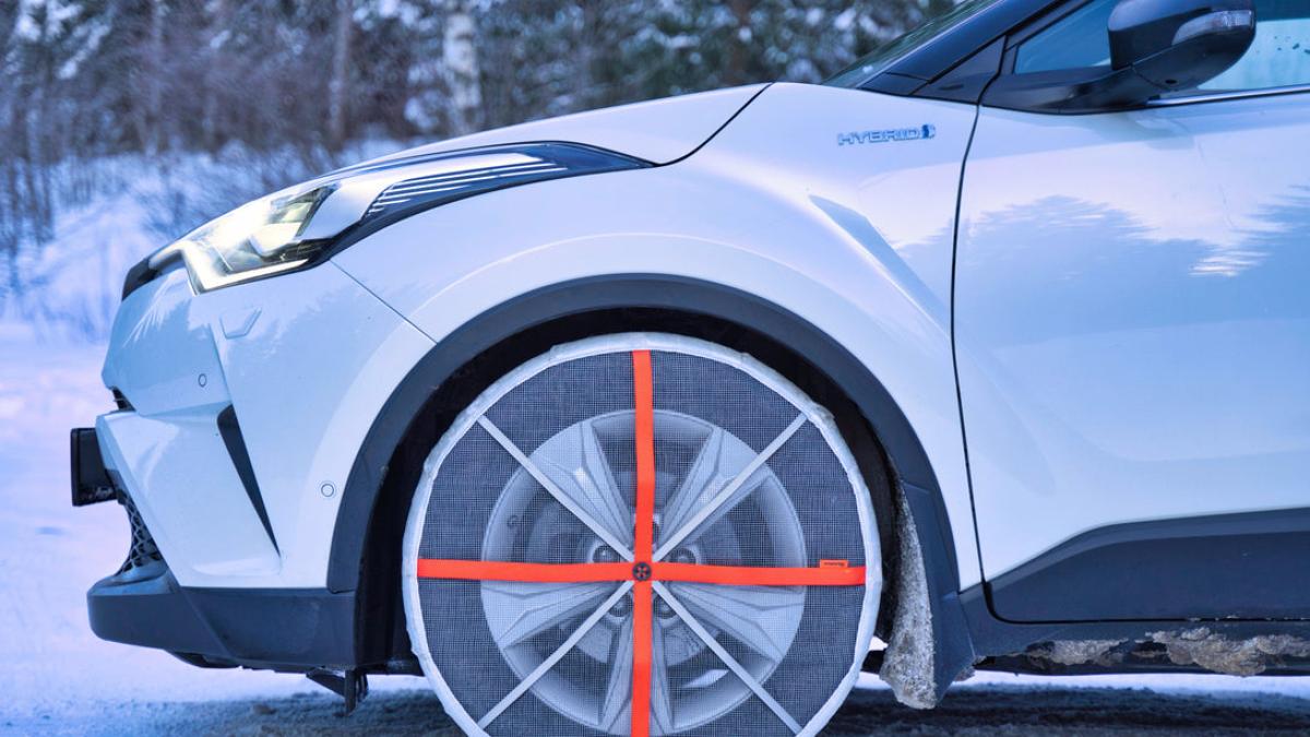 Calze da neve: come funzionano e quando sono un'alternativa a catene e gomme invernali