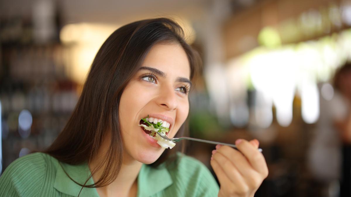 Slow chewing the advantages on health, figure and sporting activity