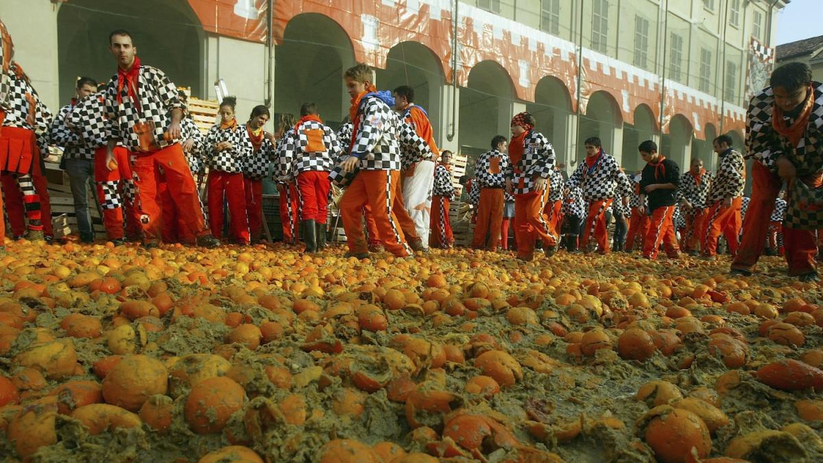 Torna il Carnevale di Ivrea con la Battaglia delle Arance: il clou dal 12 al 17 febbraio 2026