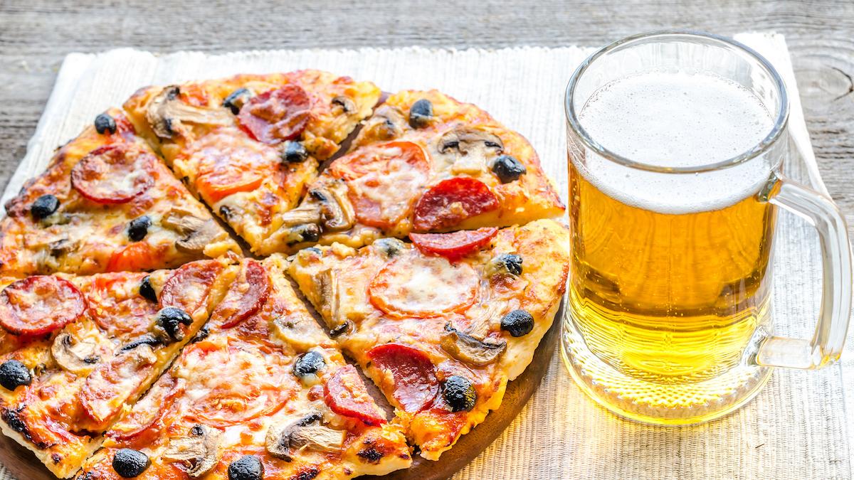 Pizza e birra anche a dieta? Sì, ma facendo attenzione a un dettaglio