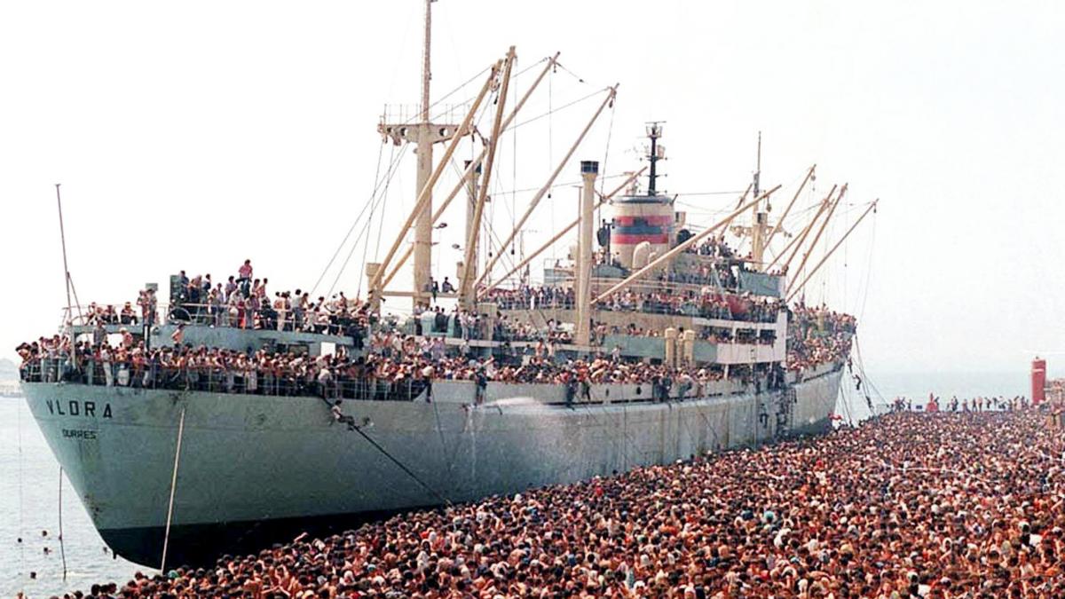 Una nave piena di speranze, uno stadio lager, un sogno che si fa incubo: 1991, l'estate più calda di Bari
