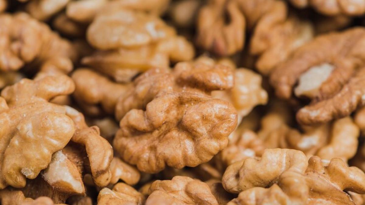 Le noci possono aiutarti a dormire meglio, lo dice la scienza