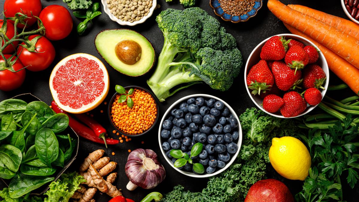 Giugno nel piatto: 6 superfood di stagione per cuore, intestino e linea Giugno nel piatto: 6 superfood di stagione per cuore, intestino e linea