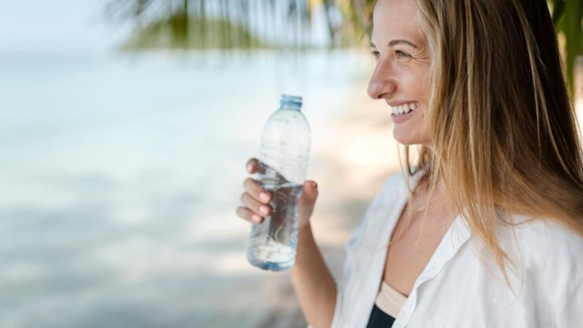 Bere acqua: i 3 principali benefici per la salute dimostrati dalla scienza