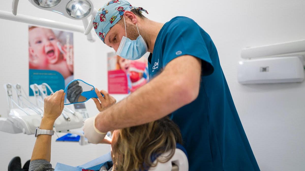 Sorriso Perfetto: Scopri i Benefici per la Salute delle Faccette Dentali e del Carico Immediato