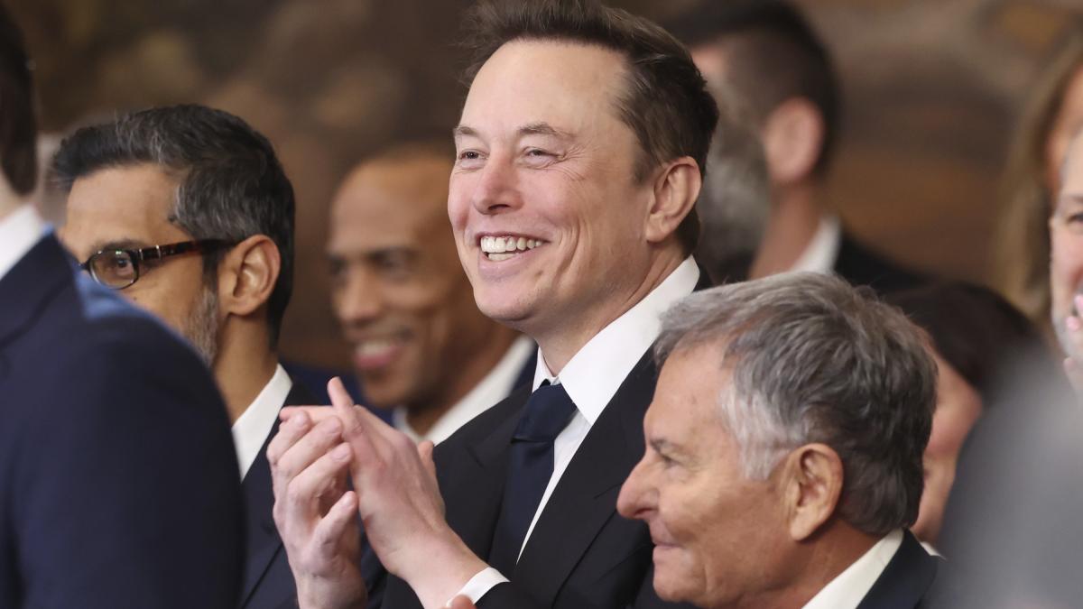 Tesla vuole dare mille miliardi ad Elon Musk, se...