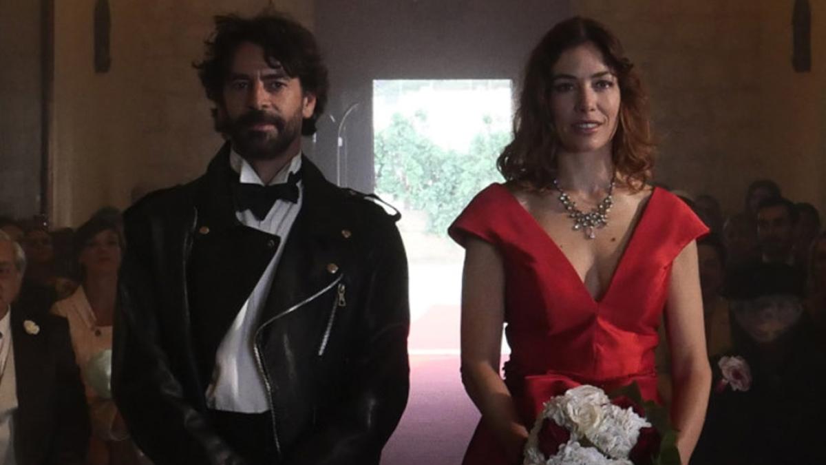 Sposa in rosso, la commedia romantica con Sarah Felberbaum stasera su Rai 1