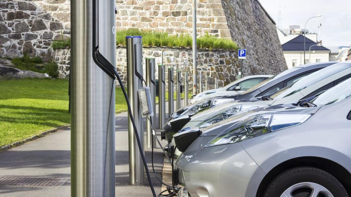 Incentivi auto elettriche, slitta il click day del 15 ottobre: cosa cambia e che ha diritto allo sconto Incentivi auto elettriche, slitta il click day del 15 ottobre: cosa cambia e che ha diritto allo sconto