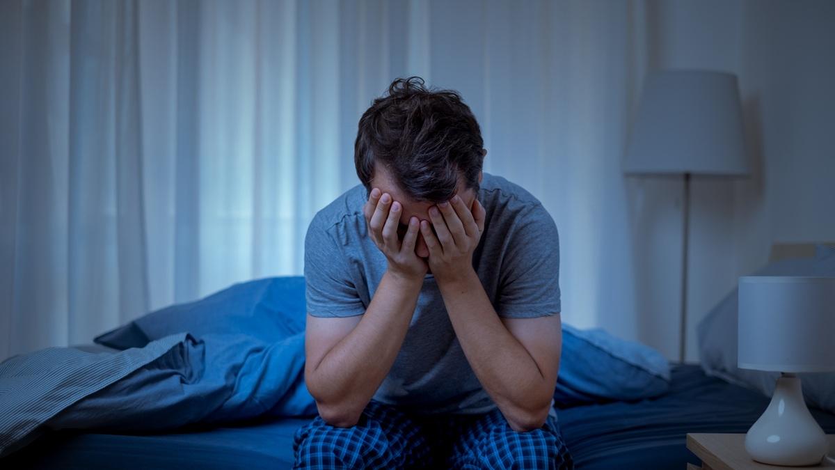 Per addormentarti blocca i pensieri logici e ansiosi con il cognitive shuffling: ecco come funziona