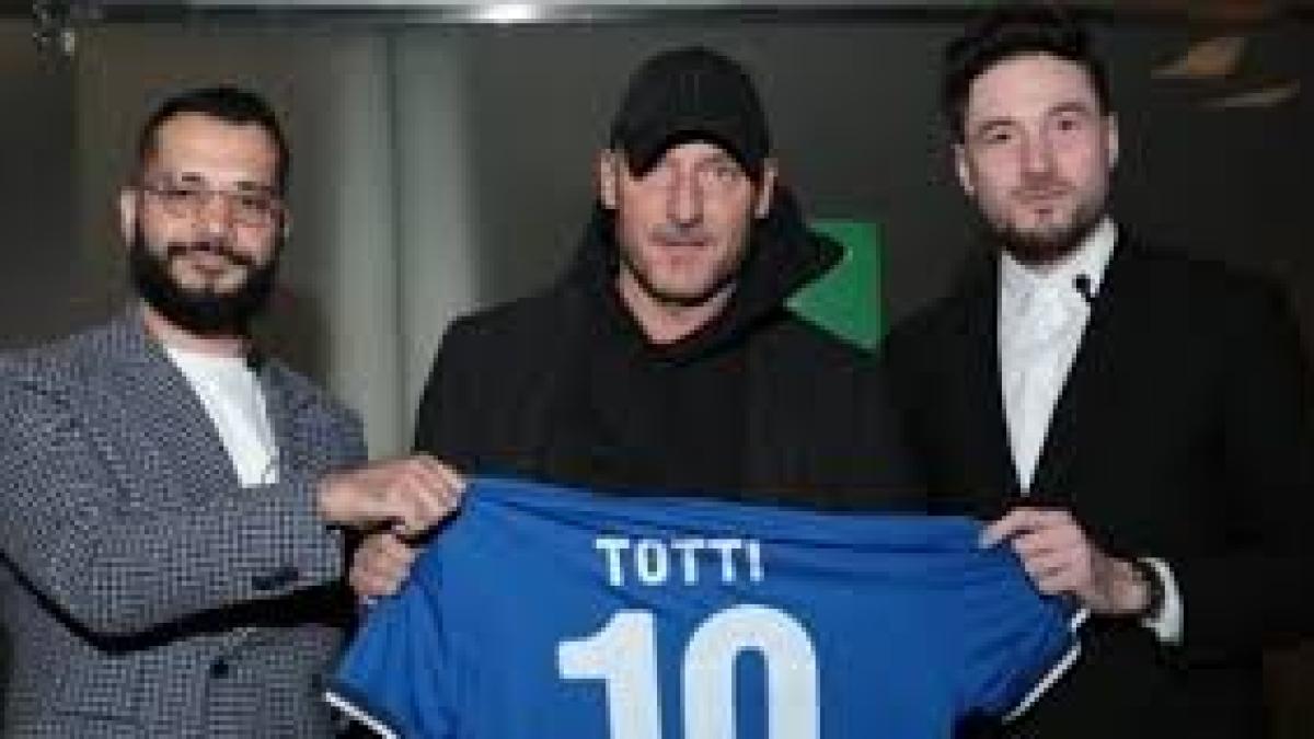 Totti dribbla le polemiche (e la politica): è sbarcato a Mosca per un evento sportivo russo