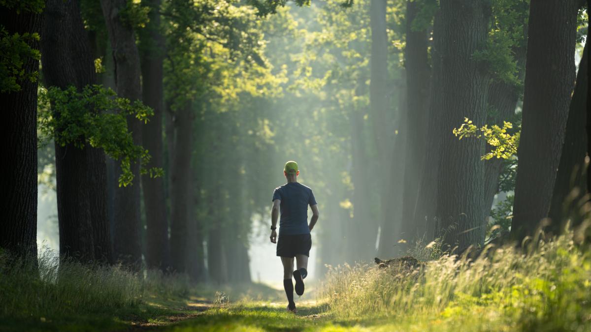 Correre tra i pollini: perché le allergie aumentano il rischio di infortuni?