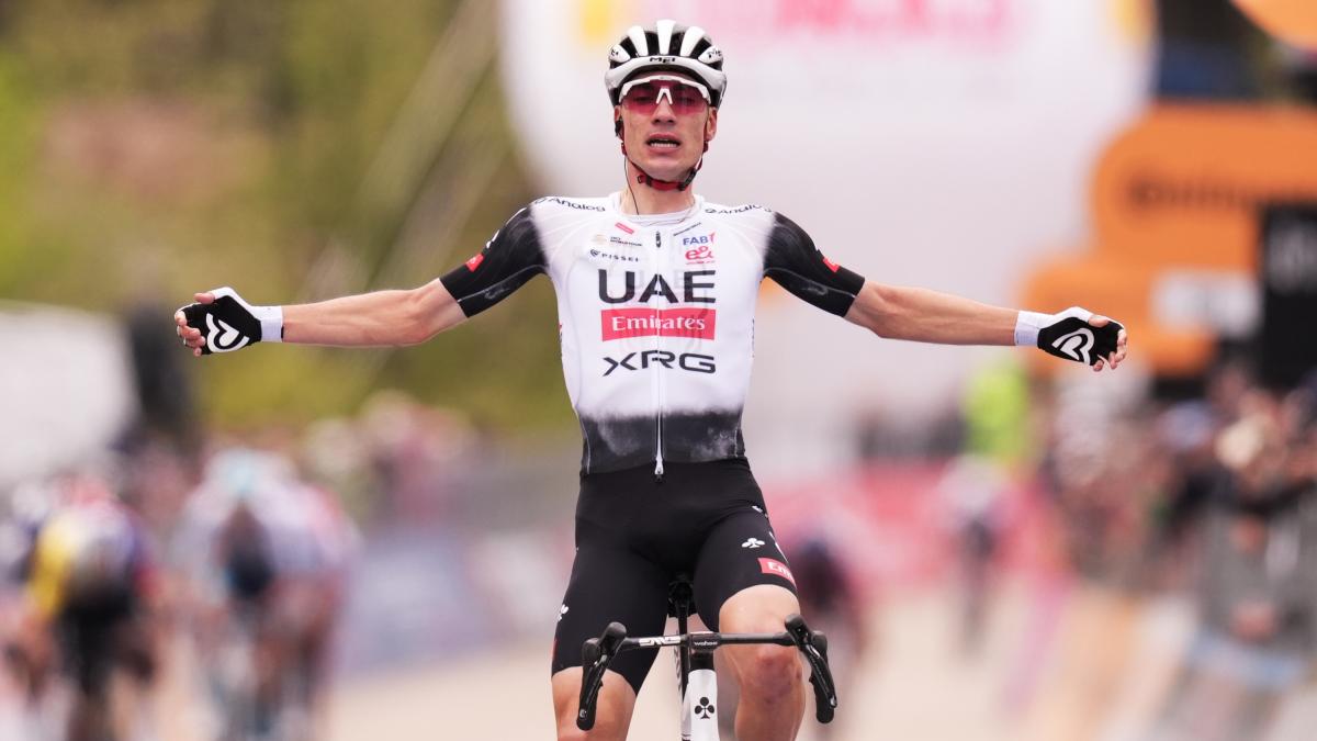 Giro d'Italia, Ayuso trionfa a Tagliacozzo. Roglic strappa la maglia rosa a Pedersen