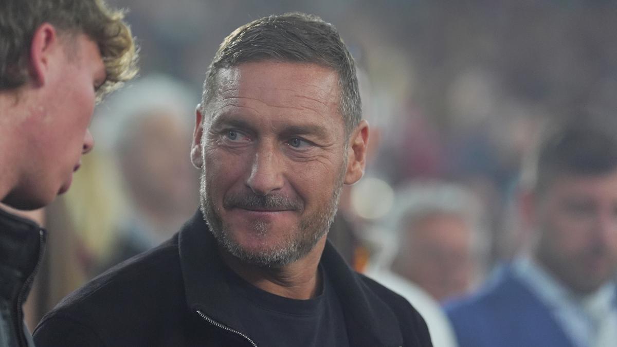 Totti: "Gasp alla Roma è da valutare. Io oggi sarei il numero uno". E a Parma fa gol da 50 metri Totti: "Gasp alla Roma è da valutare. Io oggi sarei il numero uno". E a Parma fa gol da 50 metri
