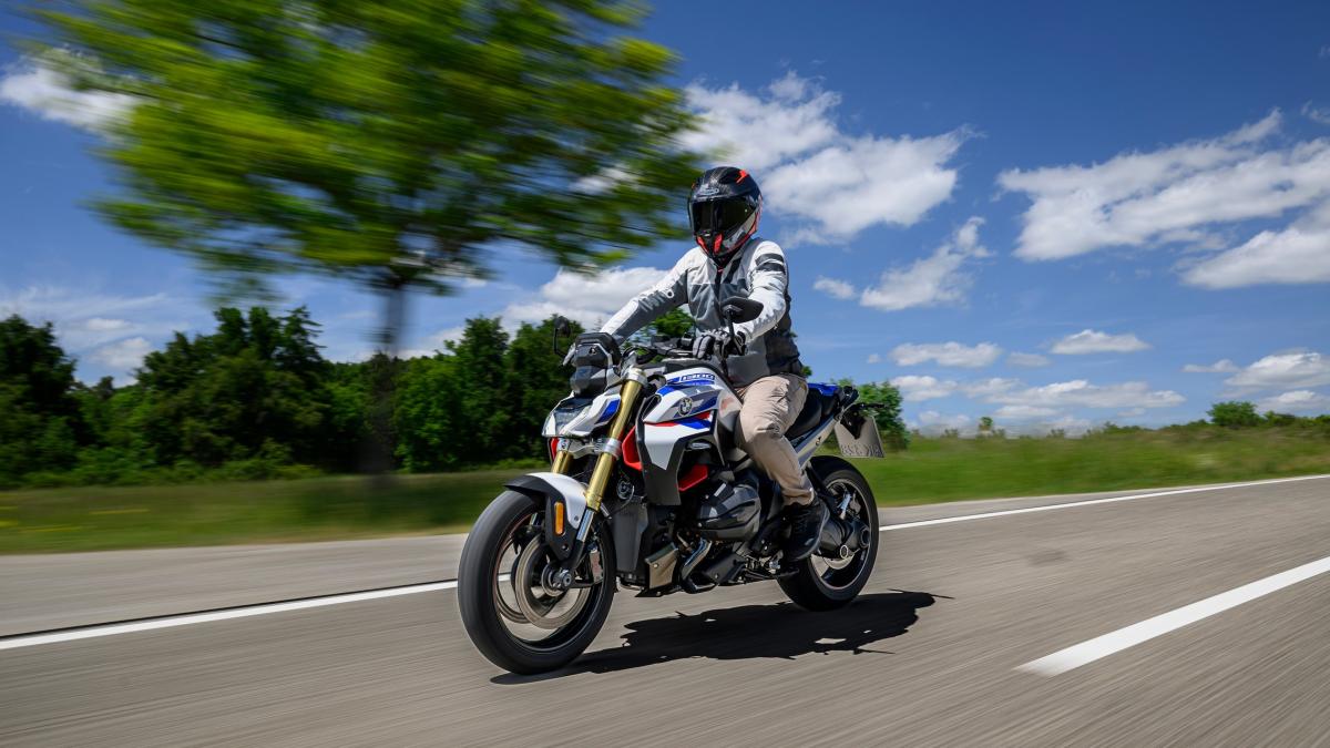 bmw r 1300 r in sella alla roadster con motore boxer