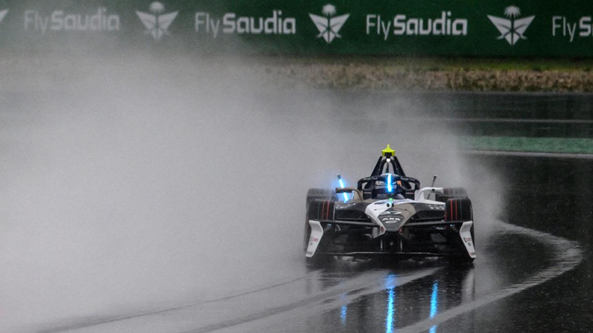 E Prix Shanghai: Nick Cassidy, Jaguar, si aggiudica la pole di Gara 2 sotto la pioggia E Prix Shanghai: Nick Cassidy, Jaguar, si aggiudica la pole di Gara 2 sotto la pioggia