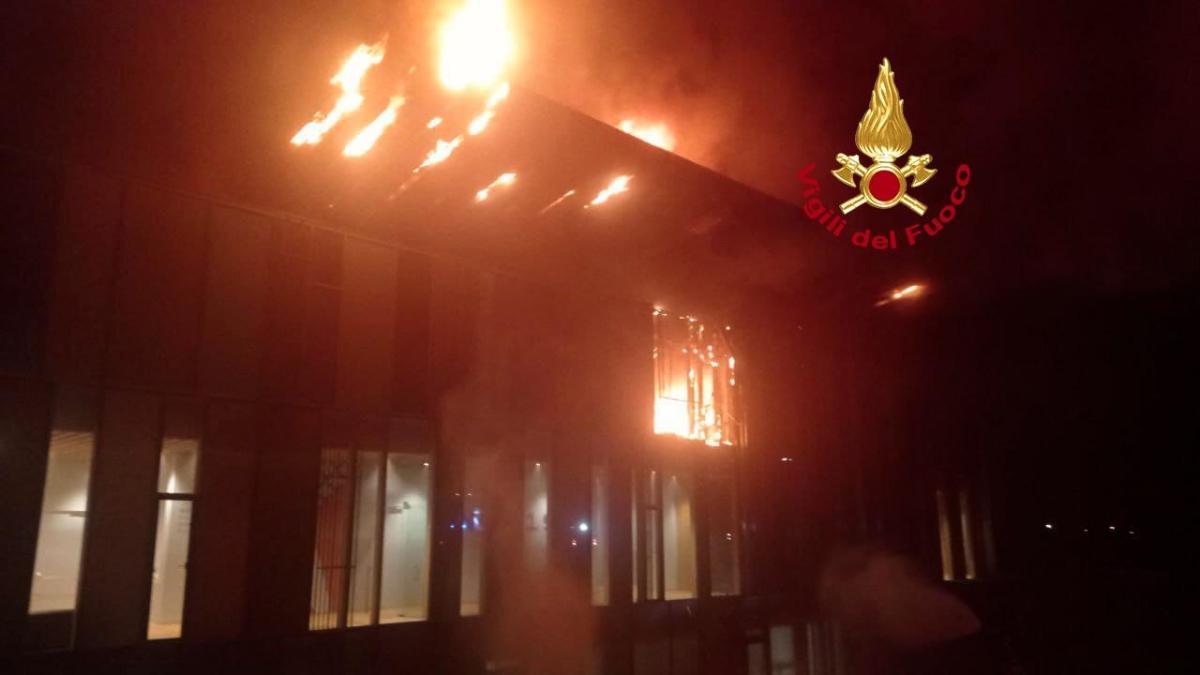 Viola Park, incendio nella notte al padiglione delle giovanili: quattro intossicati