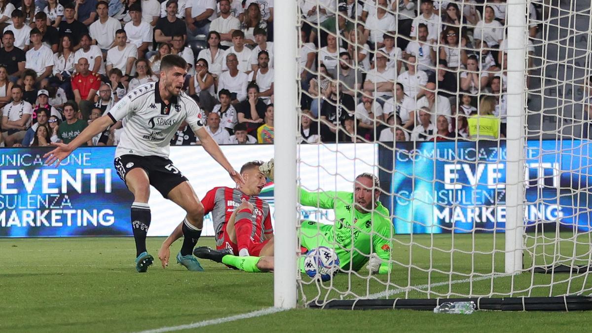 De Luca trascina la Cremonese in A. Spezia, non bastano i due gol nel finale De Luca trascina la Cremonese in A. Spezia, non bastano i due gol nel finale