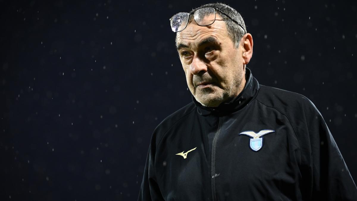 Il ds Fabiani annuncia: "Sarri ha firmato, è il nuovo allenatore della Lazio" Il ds Fabiani annuncia: "Sarri ha firmato, è il nuovo allenatore della Lazio"
