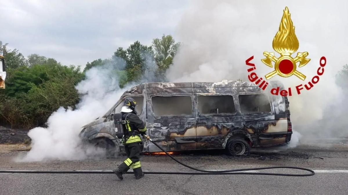fiamme su un minibus illesi tre giocatori delle giovanili dell inter