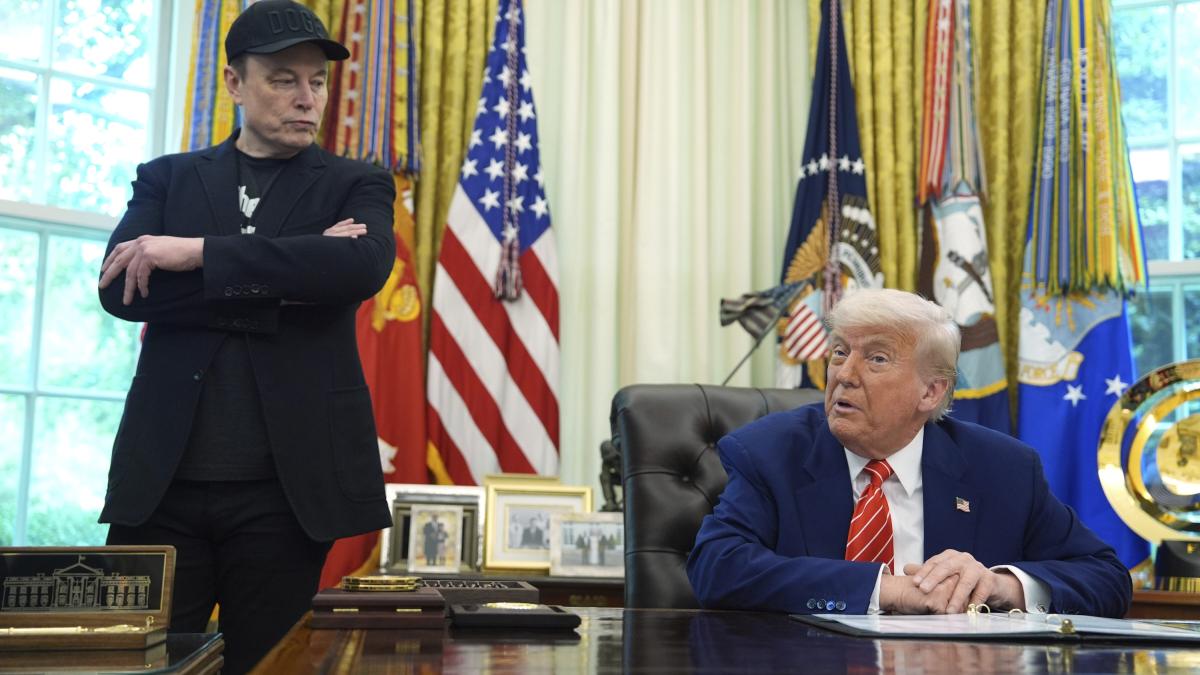 Musk contro Trump, è guerra: ecco le cifre (e le minacce) che inguaiano Tesla Musk contro Trump, è guerra: ecco le cifre (e le minacce) che inguaiano Tesla
