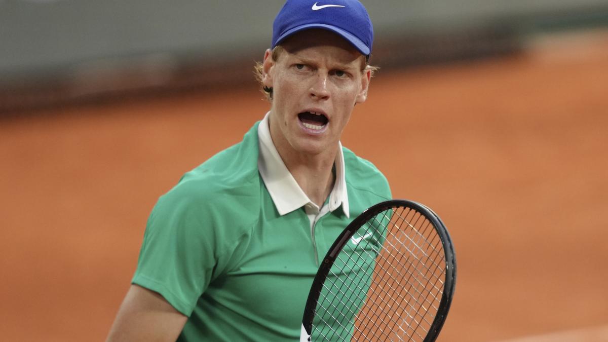 Djokovic ci prova, ma Sinner lo doma in tre set e vola in finale. Che sfida con Alcaraz! Djokovic ci prova, ma Sinner lo doma in tre set e vola in finale. Che sfida con Alcaraz!