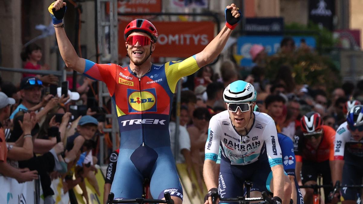 Giro del Delfinato, la firma di Milan: volata vincente del friulano nella seconda tappa Giro del Delfinato, la firma di Milan: volata vincente del friulano nella seconda tappa