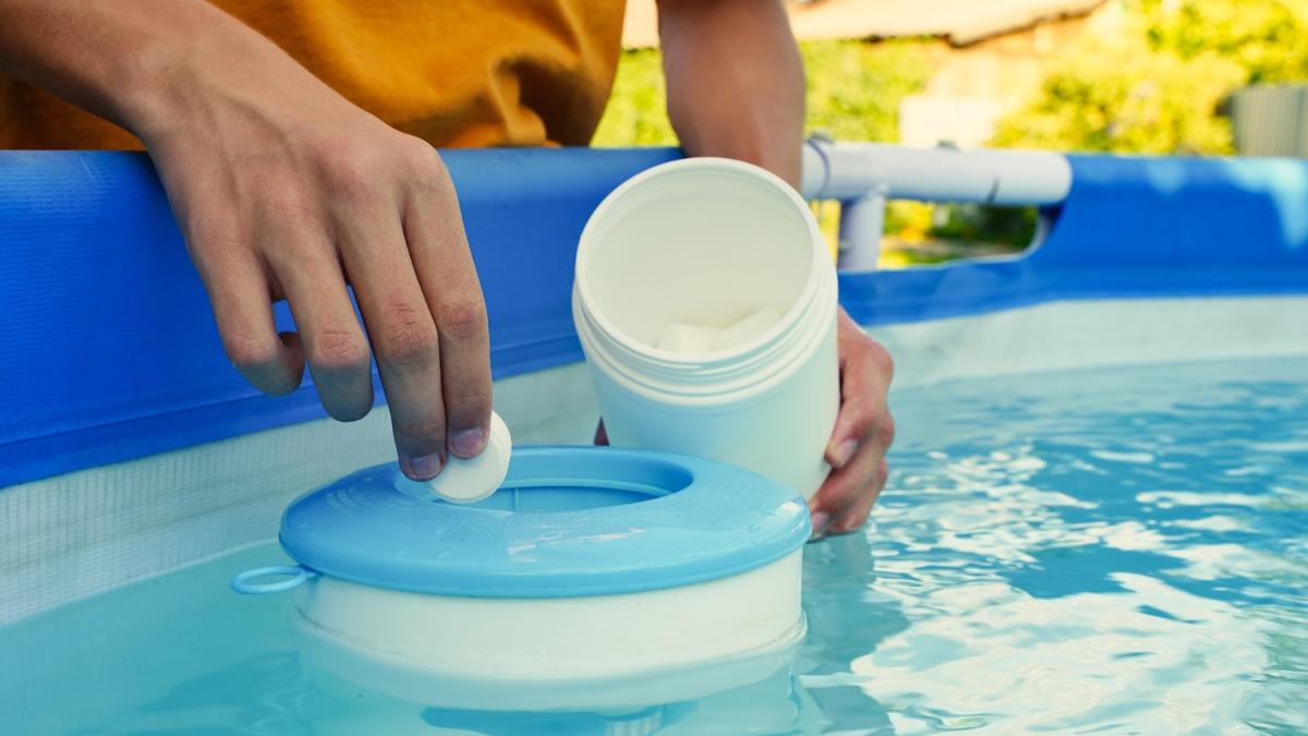 Cloro in piscina, rischio intossicazione: come riconoscere i sintomi Cloro in piscina, rischio intossicazione: come riconoscere i sintomi