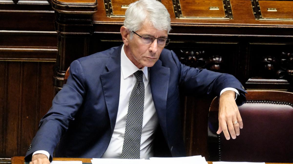 Polemica tra Lega e Governo sui diritti tv. I club: "Stupore per la riforma". Abodi: "Un equivoco" Polemica tra Lega e Governo sui diritti tv. I club: "Stupore per la riforma". Abodi: "Un equivoco"
