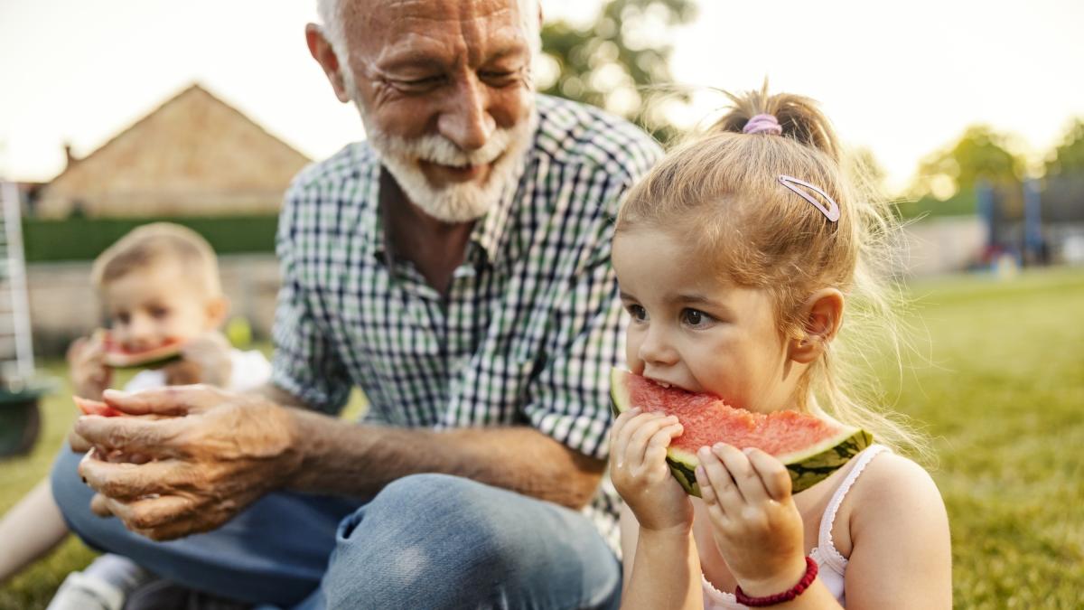 Invecchiare in salute mangiando sano dalla mezza età: i consigli della scienza