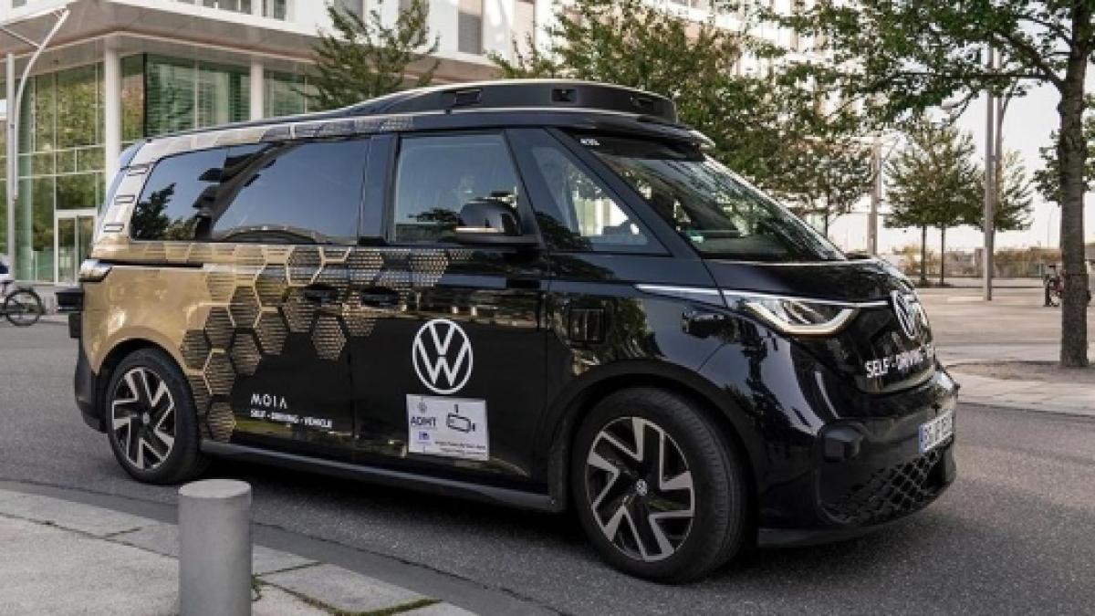 guida autonoma come funziona il servizio di car pooling di moia con il volkswagen id buzz