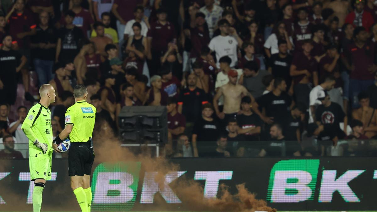 Caos a Salerno: lancio di petardi, fumogeni e seggiolini, sospesa la partita con la Samp Caos a Salerno: lancio di petardi, fumogeni e seggiolini, sospesa la partita con la Samp