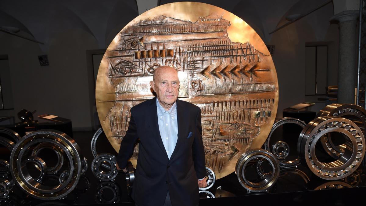 È morto Arnaldo Pomodoro, addio al grande scultore italiano