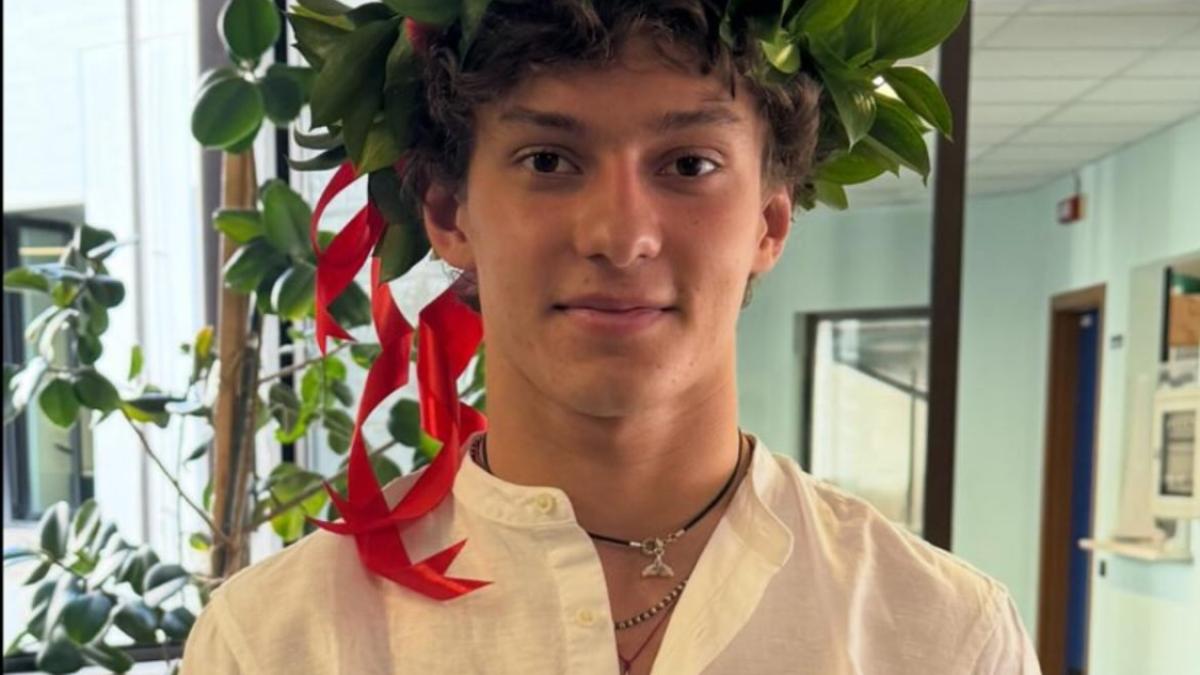 Antonelli continua a festeggiare: superati gli esami di maturità Antonelli continua a festeggiare: superati gli esami di maturità