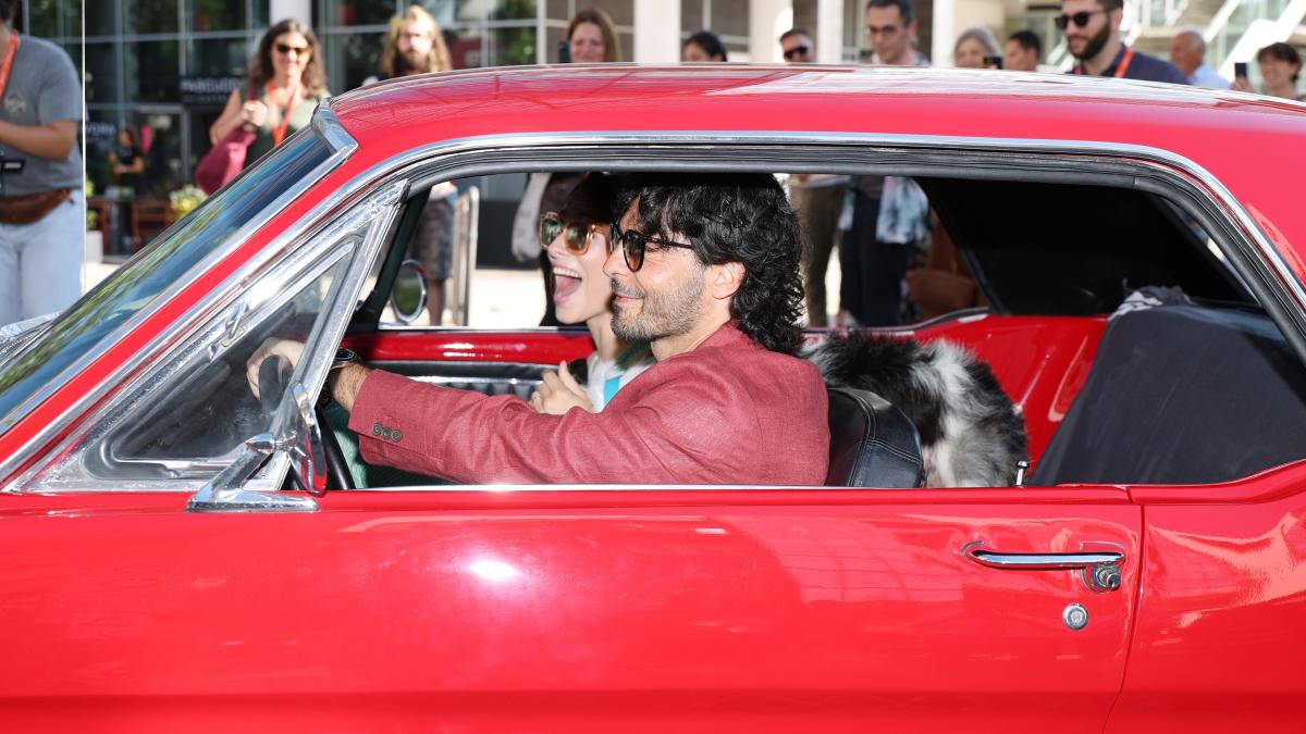 Marco Bocci sulla Ford Mustang del 1965 rossa e bianca Marco Bocci sulla Ford Mustang del 1965 rossa e bianca