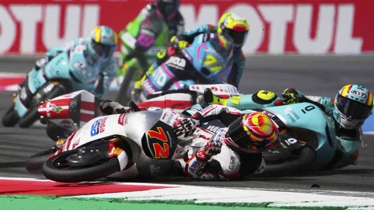 Paura in Moto3: Lunetta cade e viene travolto da altri due piloti, gamba fratturata Paura in Moto3: Lunetta cade e viene travolto da altri due piloti, gamba fratturata