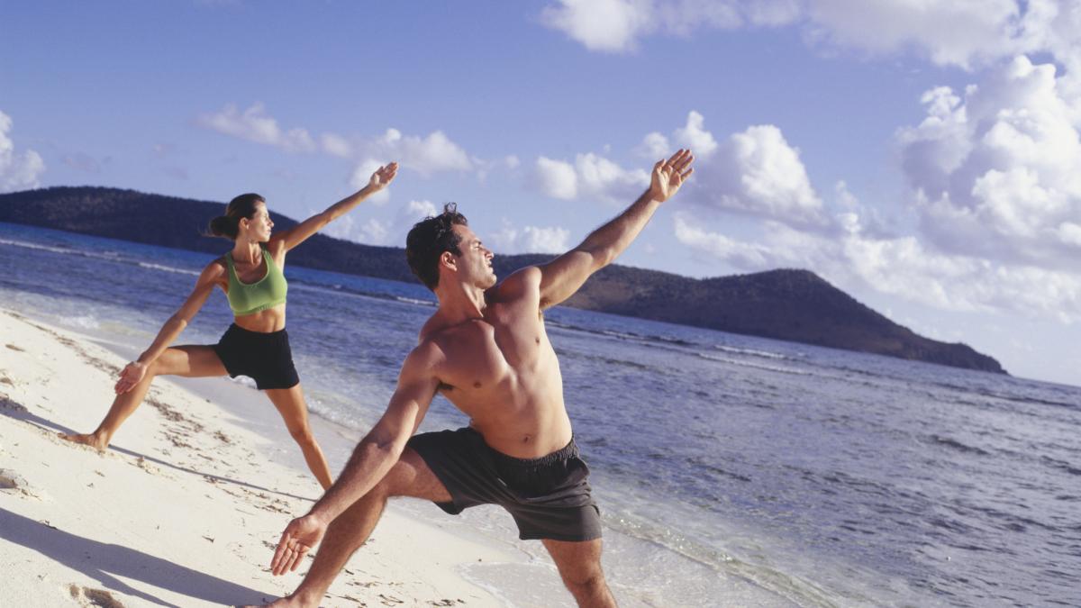 Tonificare i muscoli in spiaggia: sfrutta acqua e sabbia per restare in forma divertendoti
