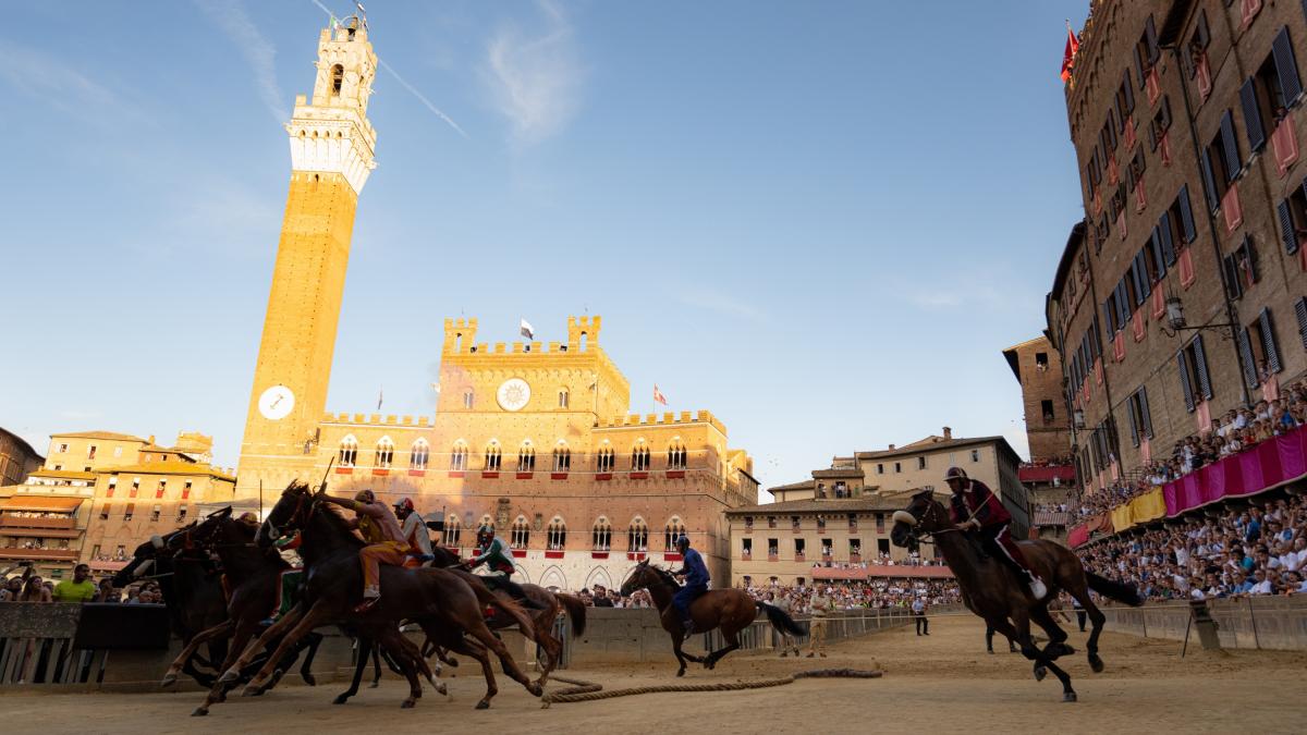 Palio di Siena 2025 del 2 luglio: fantini e cavalli per ogni contrada e risultati delle prove Palio di Siena 2025 del 2 luglio: fantini e cavalli per ogni contrada e risultati delle prove