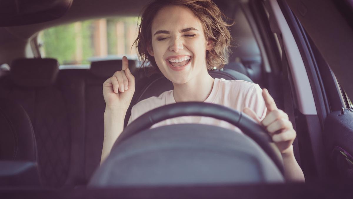 Canti da solo in auto? Ecco il potere delle piccole follie solitarie
