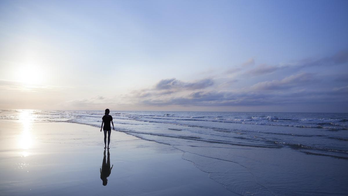 Camminare in spiaggia: benefici, controindicazioni e quando è meglio evitarlo