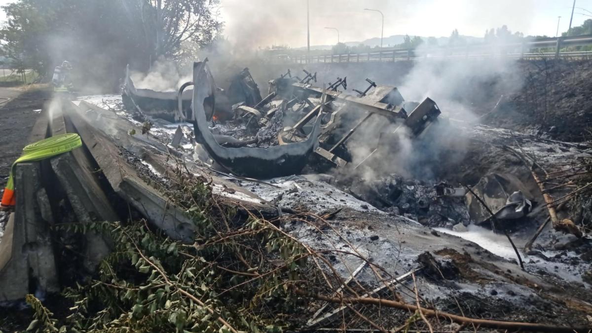 esplode autocisterna piena di gpl morto l autista