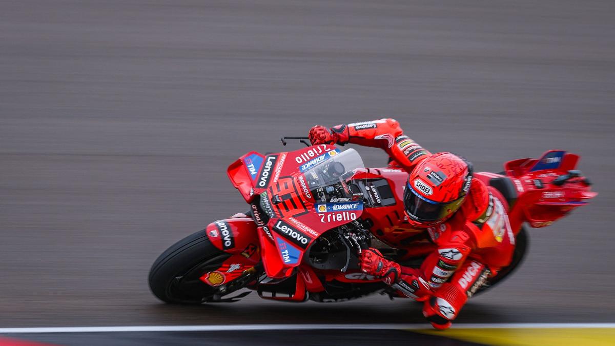 Marc Marquez trionfa anche in Germania davanti ad Alex e Bagnaia. Cadono Bezzecchi e Di Giannantonio Marc Marquez trionfa anche in Germania davanti ad Alex e Bagnaia. Cadono Bezzecchi e Di Giannantonio