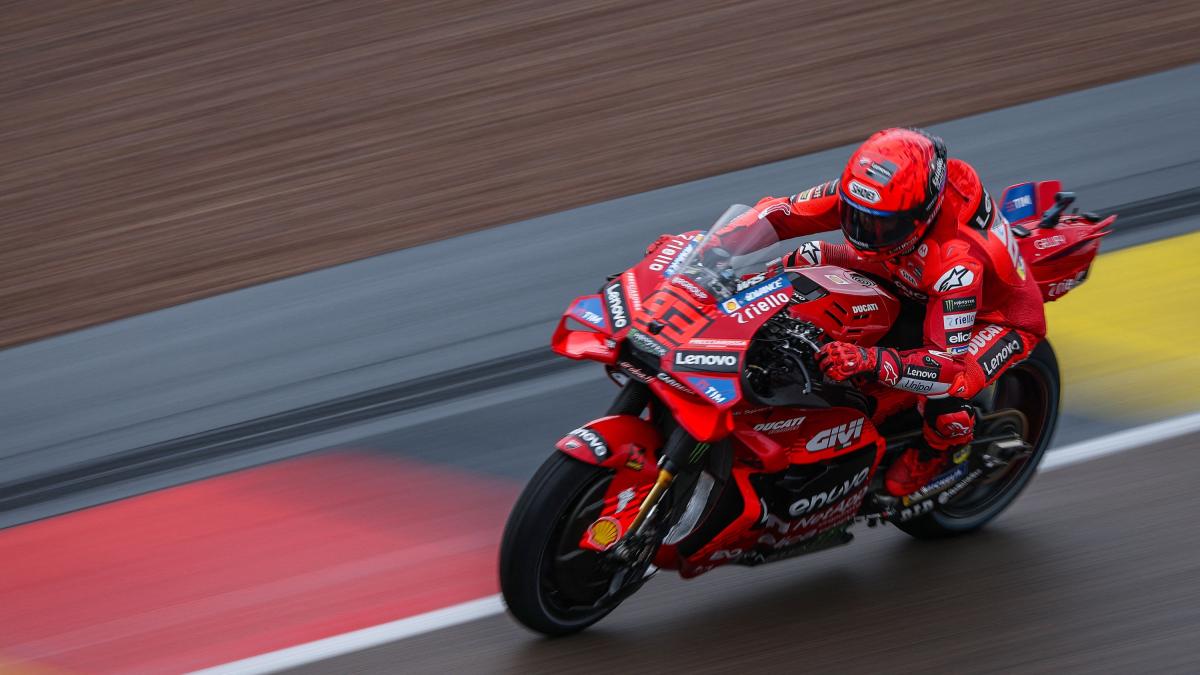 Al Sachsenring la Sprint diventa un inferno: Marquez re della pioggia, secondo Bezzecchi che si arrende all Al Sachsenring la Sprint diventa un inferno: Marquez re della pioggia, secondo Bezzecchi che si arrende all