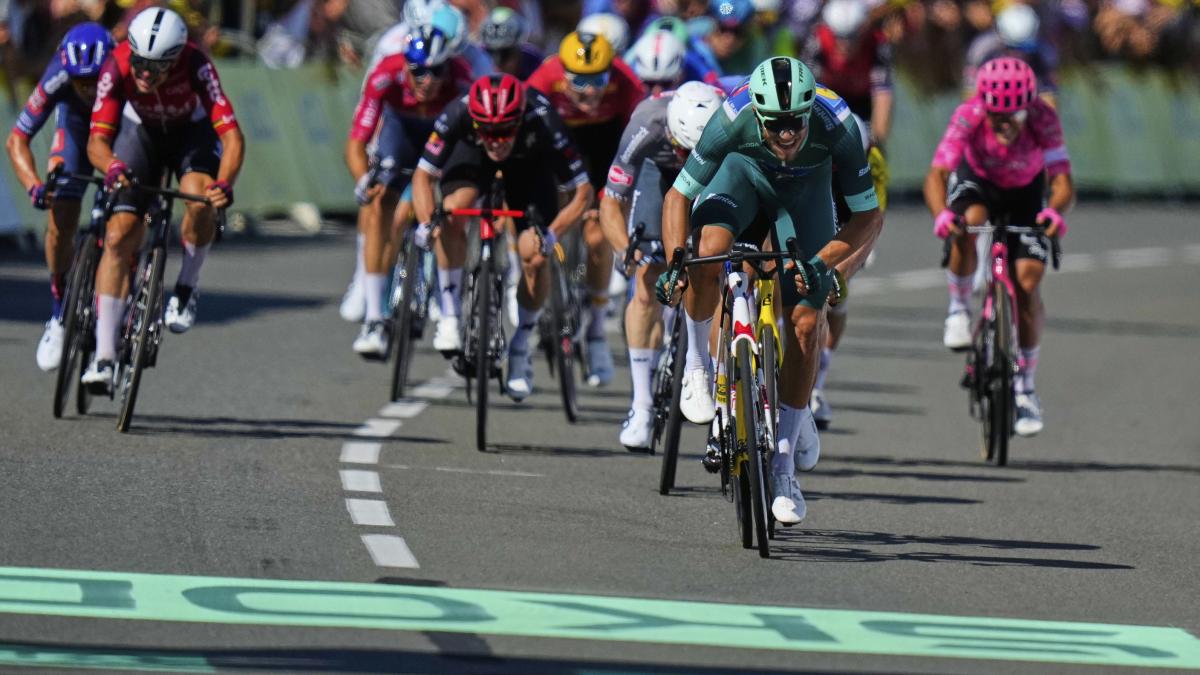 LIVE Tour de France, nona tappa da Chinon a Chateauroux: Milan punta alla doppietta LIVE Tour de France, nona tappa da Chinon a Chateauroux: Milan punta alla doppietta
